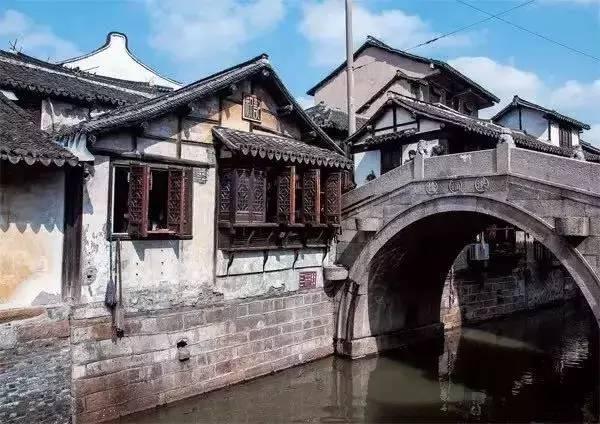习近平同法国总统马克龙就中法建交60周年互致贺电
