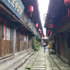 何猷君的小心思，和孙丞潇王彦霖合影，他踮起了脚尖
